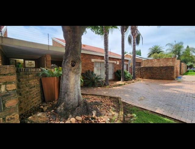 4 BEDROOM HOUSE FOR SALE IN EDLEEN